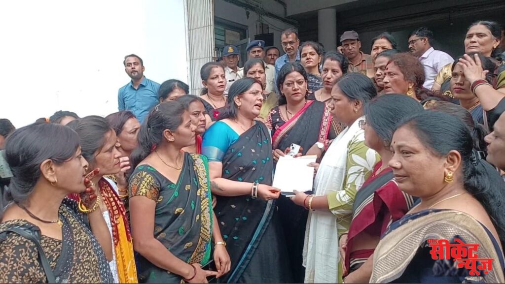 mahila congress staged a protest
