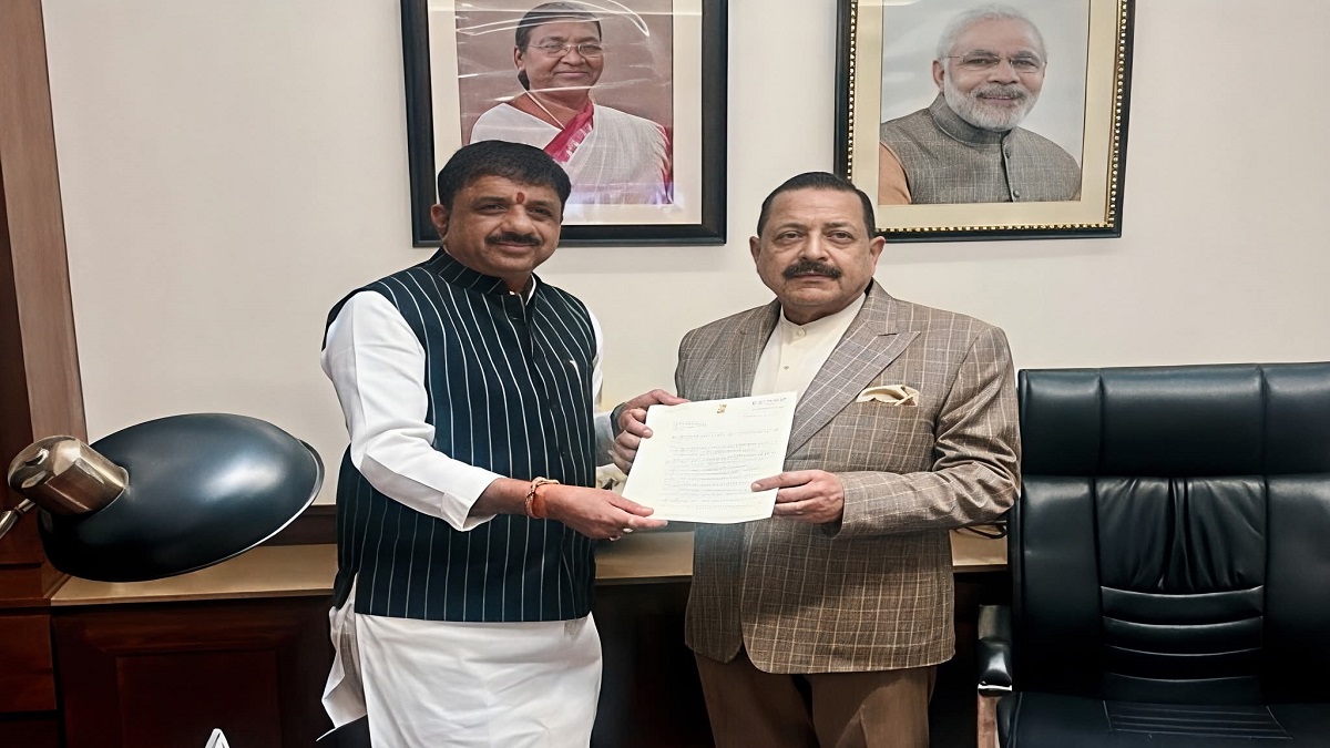 IAS Santosh Verma: सांसद आलोक शर्मा ने की केंद्रीय मंत्री से शिकायत, बख्शा नहीं जाएगा